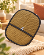 Gant Câlin coloris tan, gant anti-poils électrostatique pour chien et chat, posé sur un plaid
