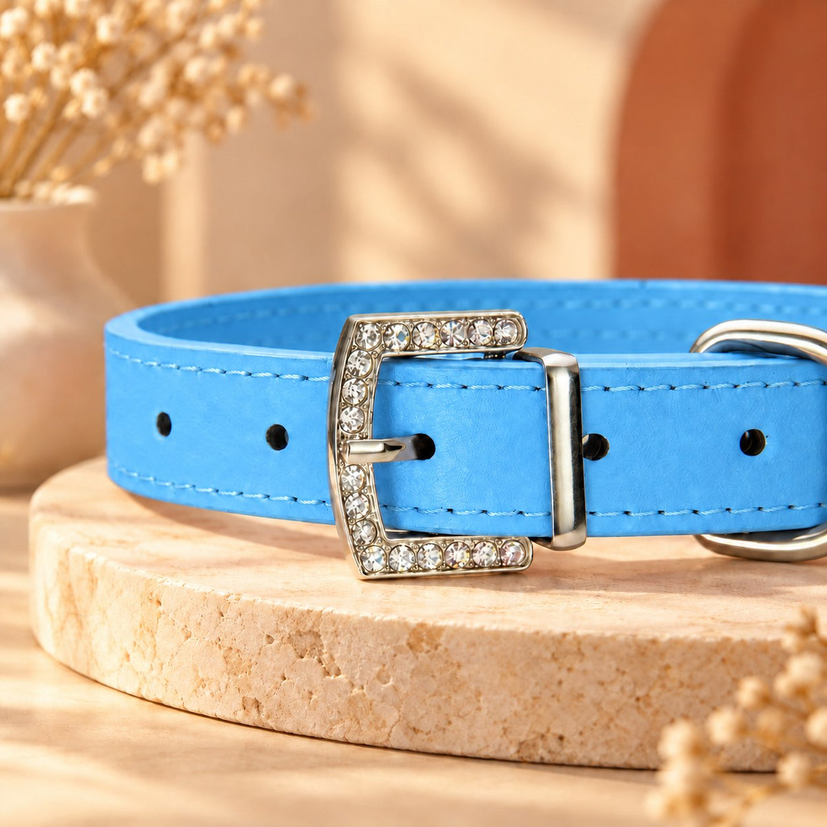 Boucle du collier strass bleu