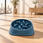 Gamelle anti-glouton bleue pour chien, posée au sol dans un salon lumineux