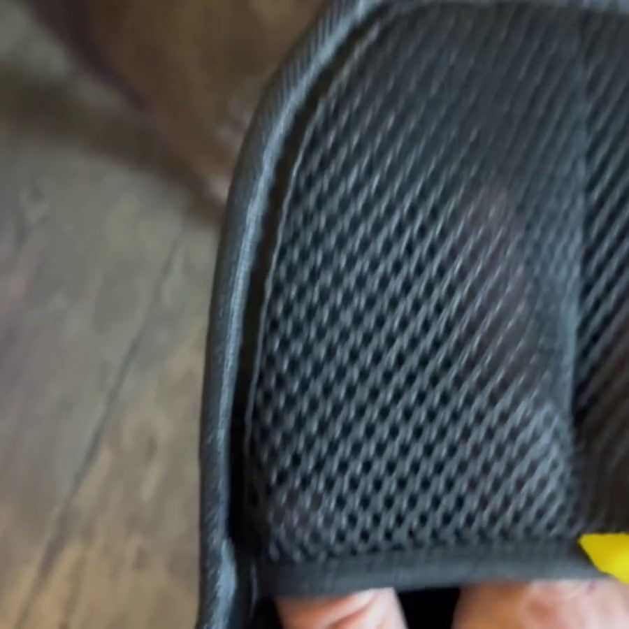 Chat câliné avec un gant anti-poils